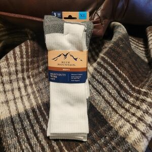 Men's Heavy-Duty Work Crew Socks - White Size 12-15. Blue Mountain brand